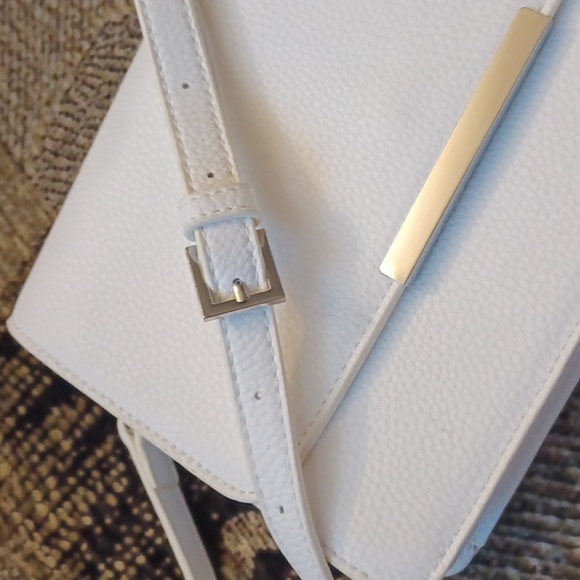 4/$60 White Le Chateau Purse - Small - Picture 9 of 10